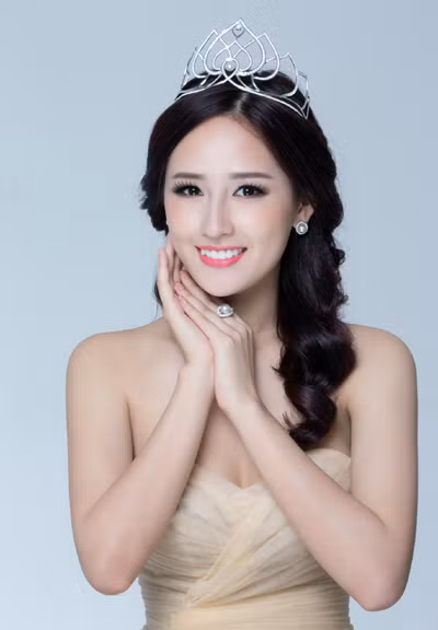 Ý tưởng ghi lại những khoảnh khắc tuyệt đẹp này được Hoa hậu bật ra khi cô nhận được món quà đặc biệt là chiếc vương miện mới của cô từ người anh thân thiết, nghệ nhân Hồ Thanh Tuấn-ông chủ thương hiệu Ngọc trai Hoàng Gia.