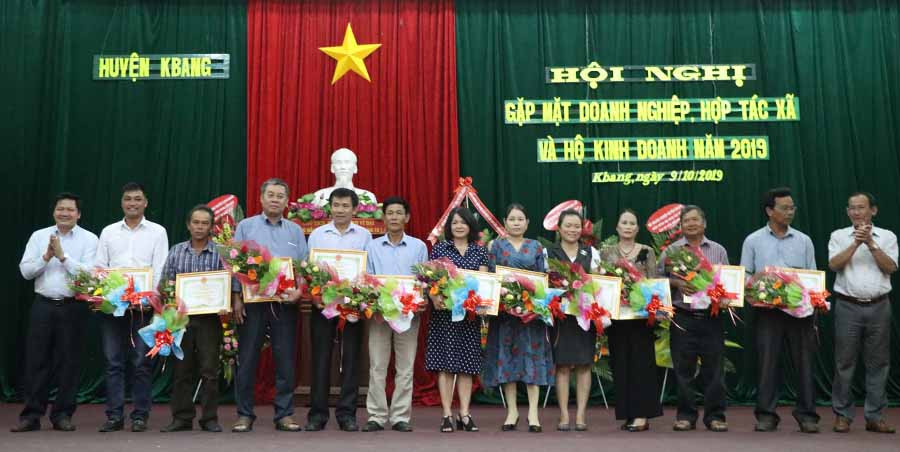  Lãnh đạo huyện Kbang tặng giấy khen cho các doanh nghiệp. Ảnh: N.M