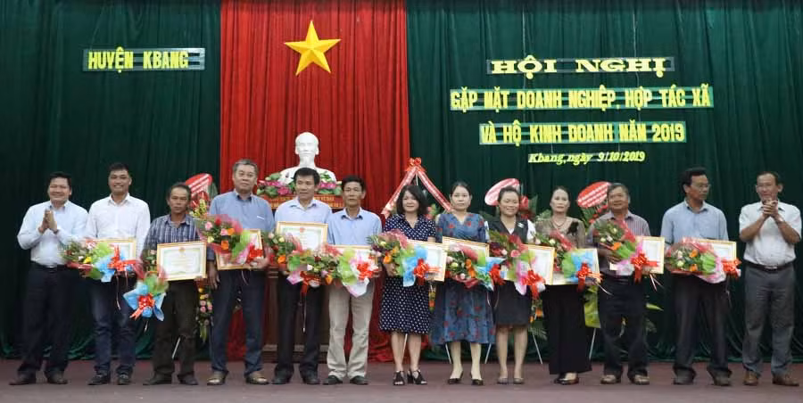  Lãnh đạo huyện Kbang tặng giấy khen cho các doanh nghiệp. Ảnh: N.M