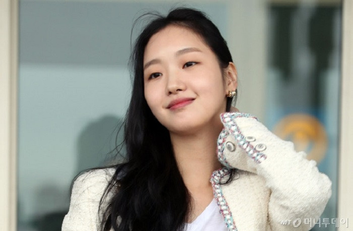 Ở mọi khoảnh khắc, Go Eun đều tươi cười rạng rỡ. Không sở hữu nét đẹp chuẩn gu người Hàn song Go Eun lại được lòng công chúng nhờ vẻ đẹp lạ, vừa dịu dàng vừa sắc sảo.