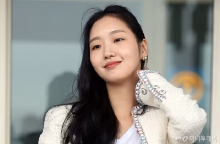 Ở mọi khoảnh khắc, Go Eun đều tươi cười rạng rỡ. Không sở hữu nét đẹp chuẩn gu người Hàn song Go Eun lại được lòng công chúng nhờ vẻ đẹp lạ, vừa dịu dàng vừa sắc sảo.