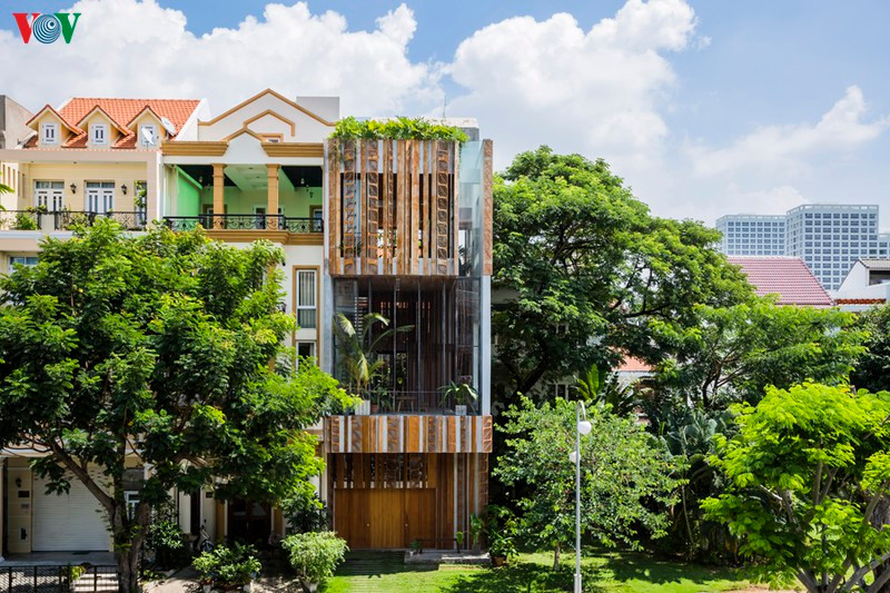  Công trình là một ngôi nhà nằm trong khu quy hoạch phân lô của đô thị mới. Ưu điểm của ngôi nhà là nằm cuối dãy nên có thêm một mặt thoáng ở bên. Ý tưởng của chủ nhà và kiến trúc sư là kiến tạo một không gian sống đương đại mà vẫn thoáng mát, gần gũi với thiên nhiên.