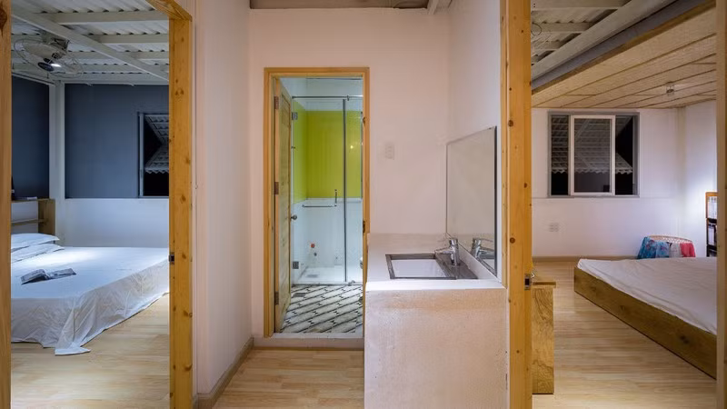 Tầng 2 là khu vực nghỉ ngơi riêng tư với các phòng ngủ thông trực tiếp với nhau.