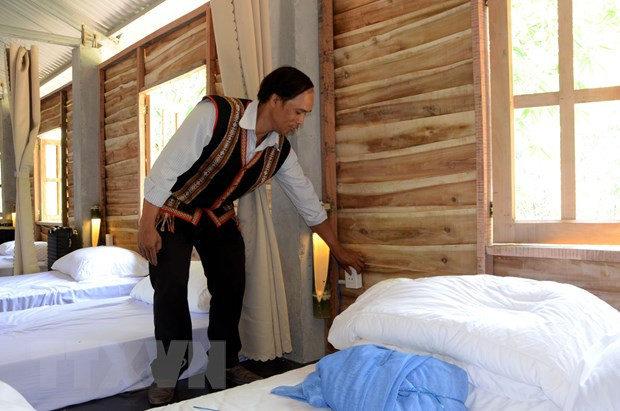 Anh Đinh Văn Như kiểm tra trang thiết bị homestay để sẵn sàng đón khách. (Ảnh: Quốc Dũng/TTXVN)