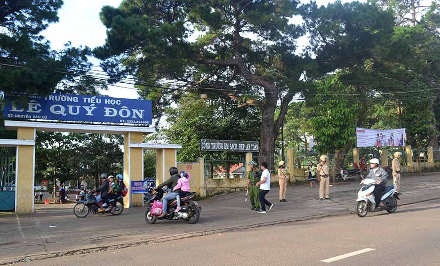 Cán bộ, chiến sĩ Đội CSGT-TT Công an TP. Pleiku kiểm tra việc chấp hành các quy định về trật tự an toàn giao thông tại cổng Trường Tiểu học Lê Quý Đôn. Ảnh: L.H Cán bộ, chiến sĩ Đội CSGT-TT Công an TP. Pleiku kiểm tra việc chấp hành các quy định về trật tự an toàn giao thông tại cổng Trường Tiểu học Lê Quý Đôn. Ảnh: L.H