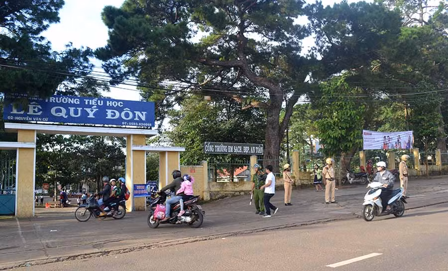 Cán bộ, chiến sĩ Đội CSGT-TT Công an TP. Pleiku kiểm tra việc chấp hành các quy định về trật tự an toàn giao thông tại cổng Trường Tiểu học Lê Quý Đôn. Ảnh: L.H