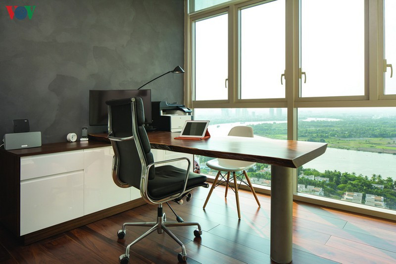 Phòng làm việc nằm ở tầng trên hướng ra mảng tường kính lớn chan hòa ánh sáng. Phòng làm việc nằm ở tầng trên hướng ra mảng tường kính lớn chan hòa ánh sáng.