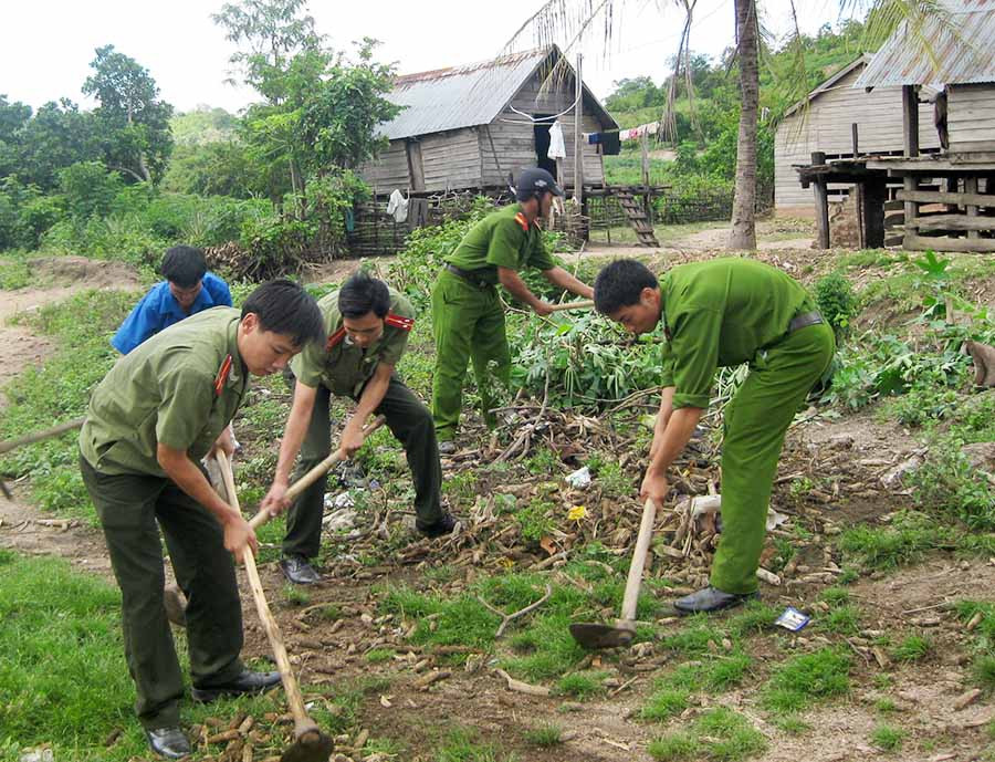 Công an huyện Phú Thiện giúp dân dọn vệ sinh. Ảnh: T.Đ