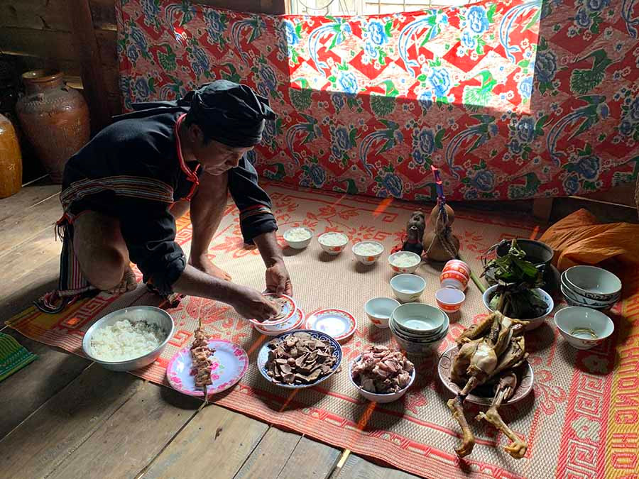 Già làng chuẩn bị mâm cúng chính thức của lễ Cúng Bến nước