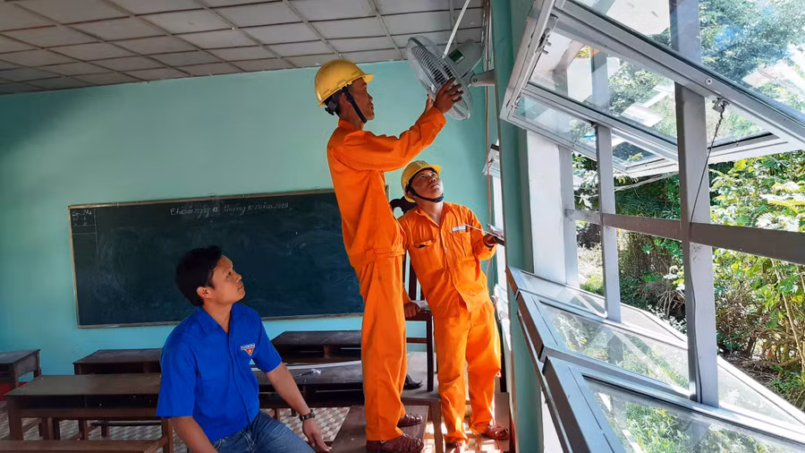 Đoàn viên chi đoàn Điện lực Chư Sê đang lắp đặt hệ thống điện tại các điểm trường. Ảnh: Anh Quân