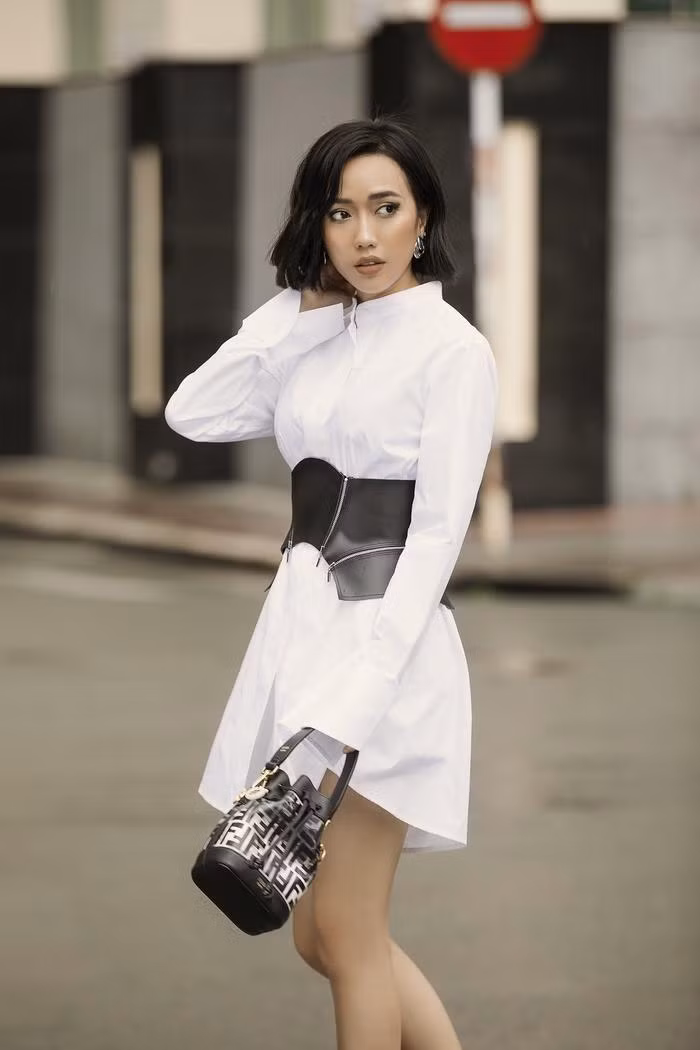 Giống với người chị, cô nàng cũng chọn đai thắt lưng ôm, tạo điểm nhấn cho set đồ.