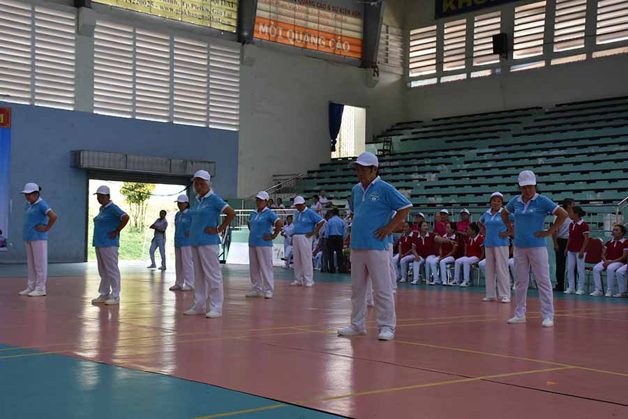 Đơn vị phường Phù Đổng thể hiện phần thi môn thể dục dưỡng sinh. Ảnh: H.P