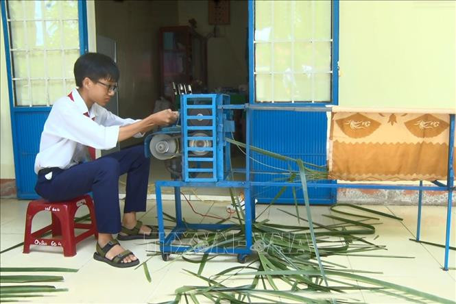  Em Trần Ngô Toàn chế tạo thành công “Máy chuốt cọng lá dừa” mang lại hiệu quả kinh tế cao.