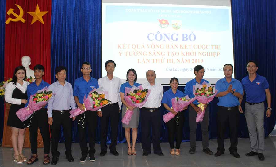 Ban giám khảo tặng hoa cho các tác giả, nhóm tác giả lọt vào vòng chung kết. Ảnh: Phan Lài