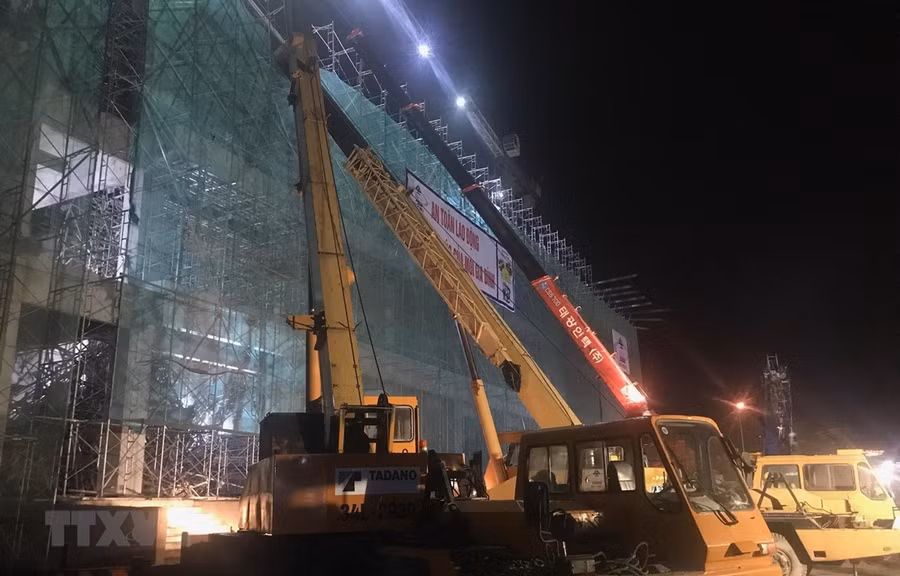 Hiện trường vụ tai nạn. (Ảnh: Mạnh Tú/TTXVN) Hiện trường vụ tai nạn. (Ảnh: Mạnh Tú/TTXVN)