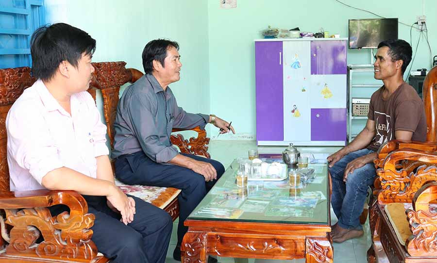  Anh Đinh Văn Quil (bìa phải) trò chuyện cùng lãnh đạo Hội Nông dân xã và cán bộ ngân hàng về tình hình phát triển sản xuất của gia đình sau khi vay vốn. Ảnh: N.S