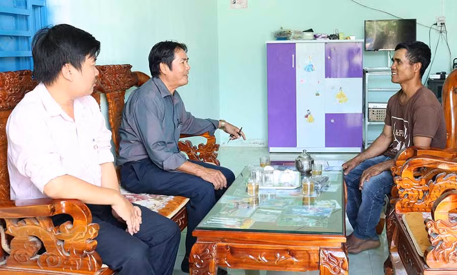  Anh Đinh Văn Quil (bìa phải) trò chuyện cùng lãnh đạo Hội Nông dân xã và cán bộ ngân hàng về tình hình phát triển sản xuất của gia đình sau khi vay vốn. Ảnh: N.S