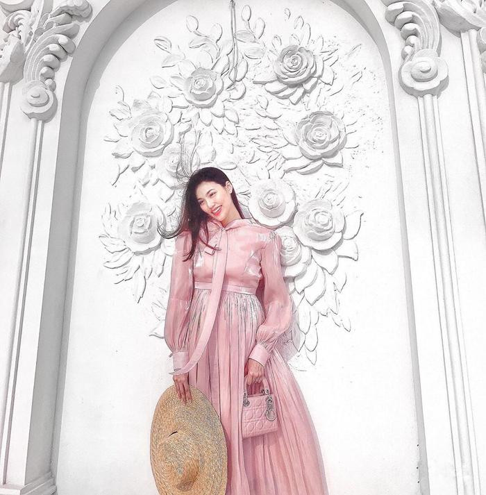 Lan Khuê hóa 'nàng thơ' xinh đẹp 'không tì vết' trong chiếc váy hồng đầy 'chanh sả' Lan Khuê hóa 'nàng thơ' xinh đẹp 'không tì vết' trong chiếc váy hồng đầy 'chanh sả'