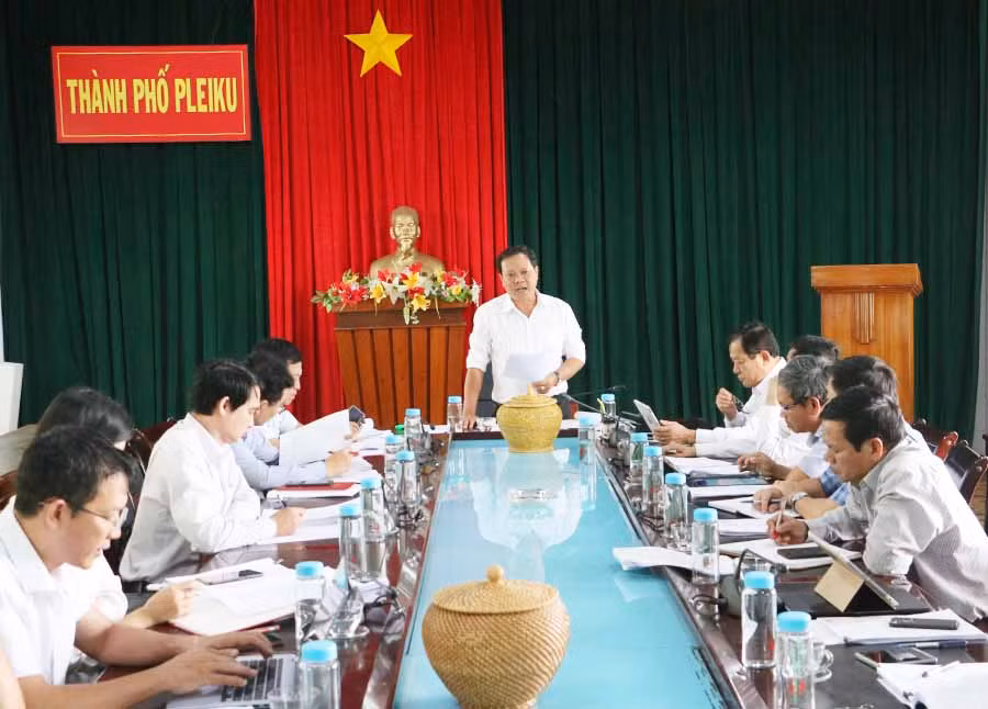  Quang cảnh buổi làm việc với UBND TP. Pleiku. Ảnh: Q.T