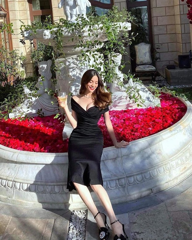 Bộ đầm trễ nải bó sát eo giúp Hồ Ngọc Hà khai thác triệt để số đo ba vòng, khoe đường cong nuột nà, gợi cảm.