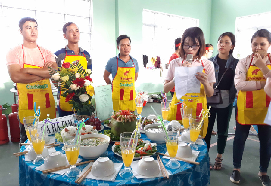 Đội liên quân Công đoàn xã Hà Tam giới thiệu về mâm cơm của đội. Ảnh: Tuyết Mai Đội liên quân công đoàn xã Hà Tam giới thiệu về mâm cơm của đội. Ảnh: Tuyết Mai