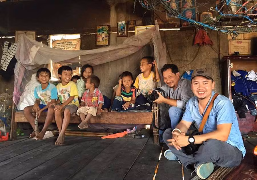  Nhiếp ảnh gia Nguyễn Ngọc Hòa (bìa phải) trong một lần tác nghiệp (ảnh do nhân vật cung cấp).