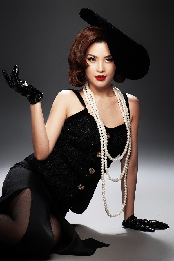 Mới đây Á hậu Diễm Trang còn hóa thân thành quý cô cổ điển trong bộ ảnh mới, đốn tim khán giả bằng tạo hình sang trọng đầy ấn tượng và vô cùng quyến rũ của mình.