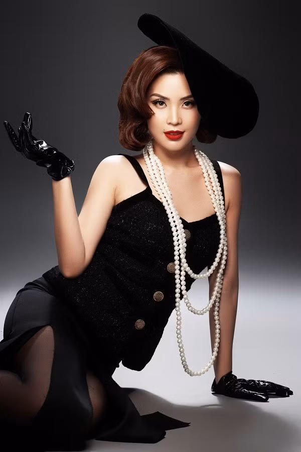 Mới đây Á hậu Diễm Trang còn hóa thân thành quý cô cổ điển trong bộ ảnh mới, đốn tim khán giả bằng tạo hình sang trọng đầy ấn tượng và vô cùng quyến rũ của mình.