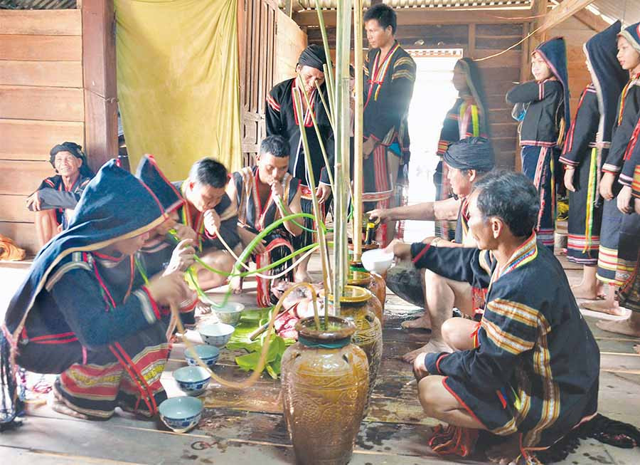 Thanh niên trong đoàn rước Thần nước lần lượt uống các ghè rượu. Ảnh: P.V