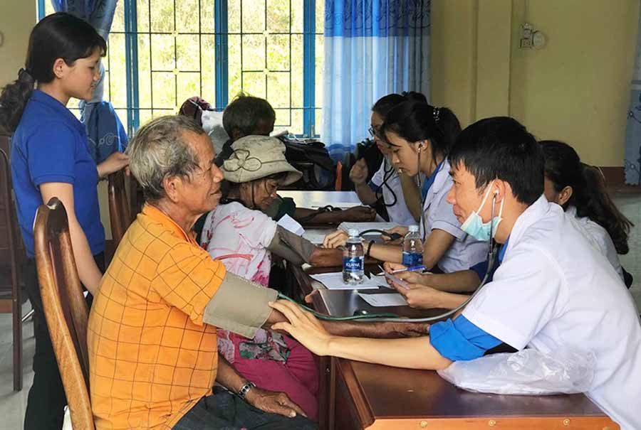  Các bác sĩ Câu lạc bộ Thầy thuốc trẻ tỉnh khám bệnh cho người dân xã Đak Tơ Pang (huyện Kông Chro). Ảnh: T.B