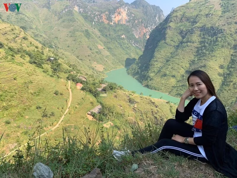 Mọi góc nhìn xuống sông Nho Quế đều đẹp đến hút hồn du khách.