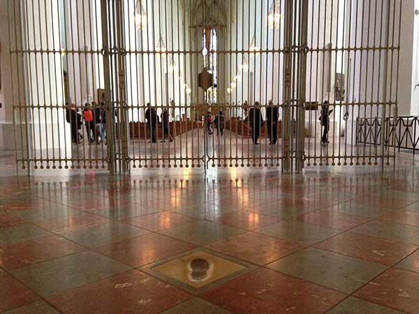 Dấu chân được cho là cơn tức giận của quỷ dữ khi kiến trúc sư trưởng công trình đã không làm đúng như giao ước. Ảnh: Exklusiv-muenchen. Dấu chân được cho là cơn tức giận của quỷ dữ khi kiến trúc sư trưởng công trình đã không làm đúng như giao ước. Ảnh: Exklusiv-muenchen.