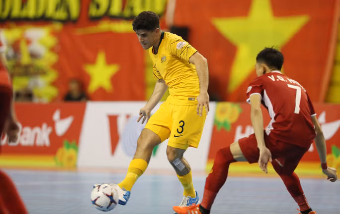  tuyển Úc (áo vàng) là ứng cử viên nặng ký cho ngôi vương giải đấu