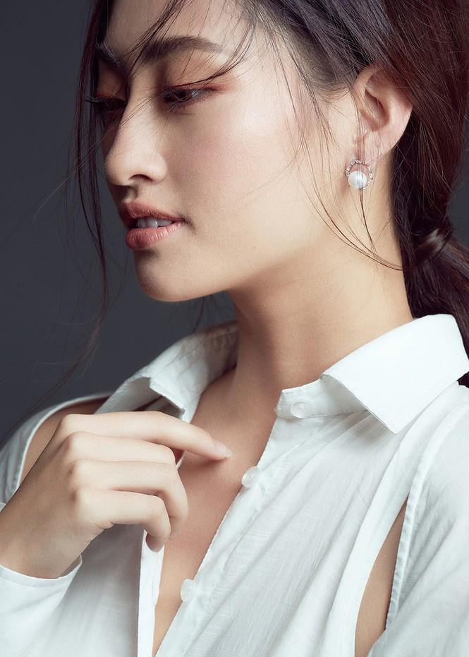 Nàng hậu tuổi 19 đã chứng minh khả năng biến hóa phù hợp theo từng tạo hình của bản thân để toát lên trọn vẹn tinh thần của mỗi bộ trang phục. Nàng hậu tuổi 19 đã chứng minh khả năng biến hóa phù hợp theo từng tạo hình của bản thân để toát lên trọn vẹn tinh thần của mỗi bộ trang phục.