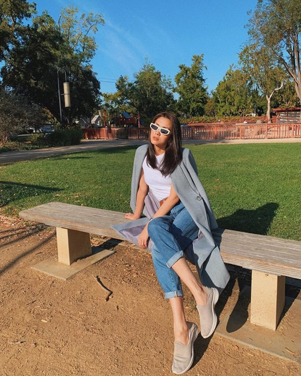  Vi vu trời Tây, Tăng Thanh Hà có dịp mặc áo khoác dáng dài xuống phố, phủ hờ bên ngoài áo phông trắng và quần jeans.