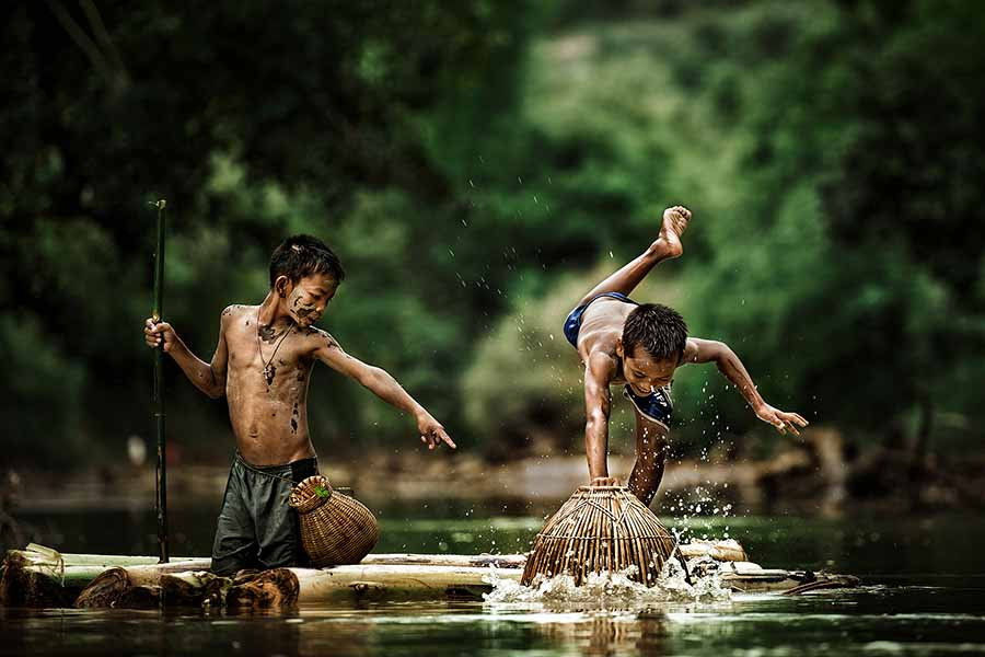 Tác phẩm “Úp cá” của anh xuất sắc đạt Huy chương bạc ở cuộc thi ảnh Nghệ thuật khu vực Nam Trung bộ và Tây Nguyên 2015 (Ảnh do nhân vật cung cấp)