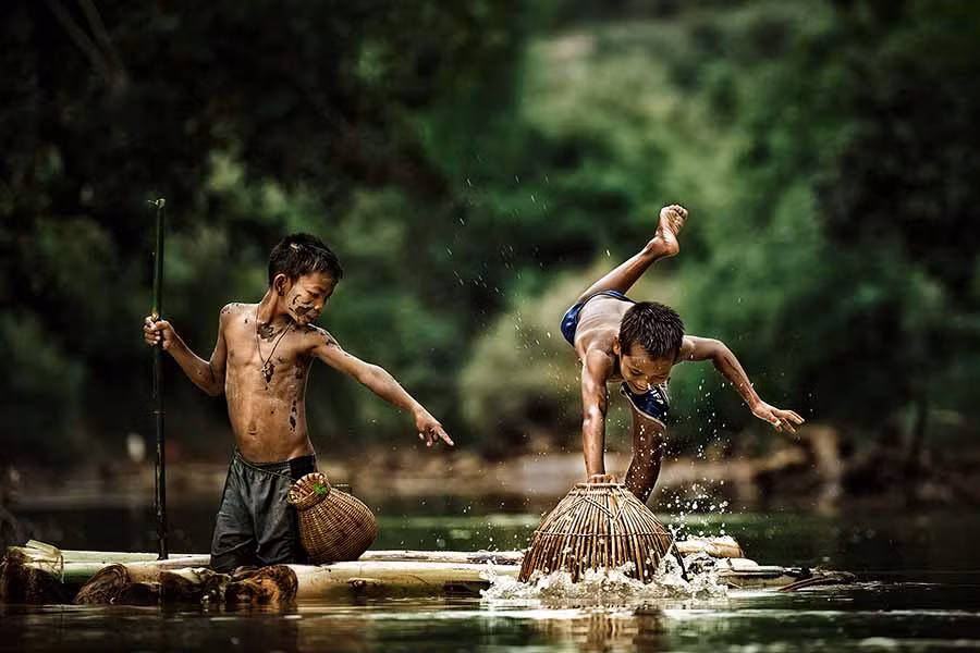 Tác phẩm “Úp cá” của anh xuất sắc đạt Huy chương bạc ở cuộc thi ảnh Nghệ thuật khu vực Nam Trung bộ và Tây Nguyên 2015 (Ảnh do nhân vật cung cấp)