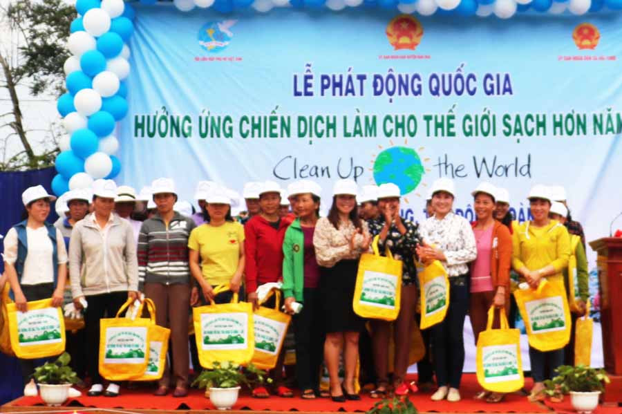 Hội LHPN huyện tặng túi xách đi chợ cho các thành viên trong Câu lạc bộ Nói không với rác thải nhựa dùng 1 lần. Ảnh: Hồng Thương