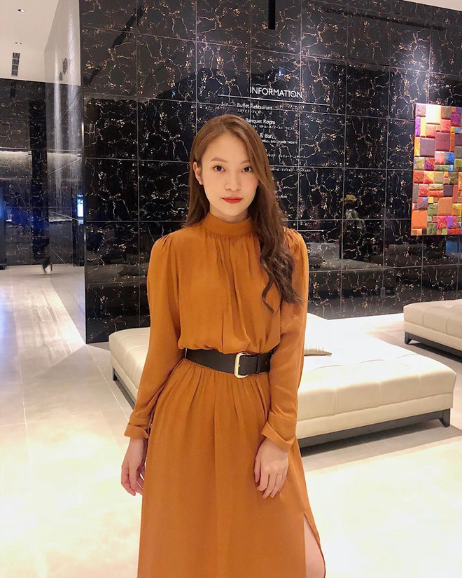  Phong cách thời trang của Khánh Vy cũng là khiến công chúng yêu mến. Không mặc những bộ váy hở táo bạo, cô nàng chuộng kiểu dáng trang phục suông đơn giản theo đúng tinh thần thanh lịch, nữ tính.