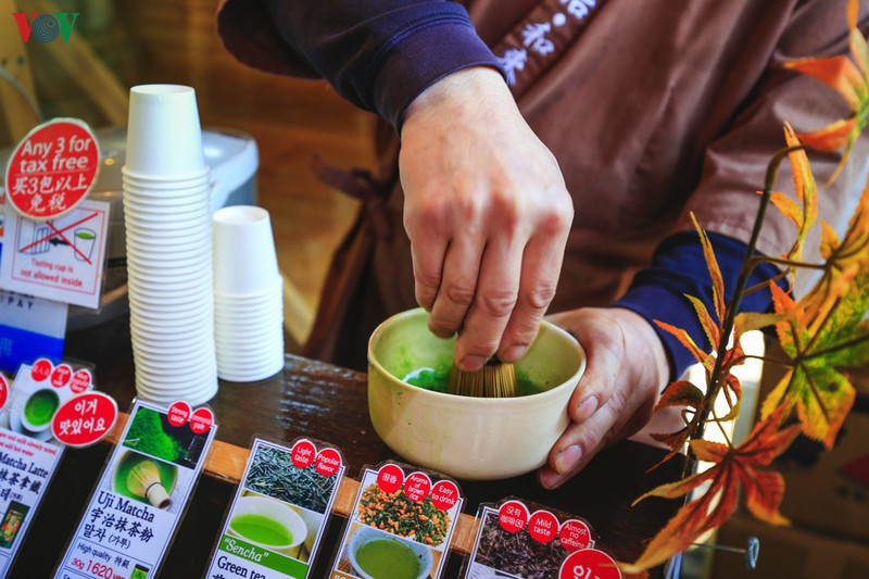 Du khách cũng nên thử các món ăn truyền thống hoặc trà matcha Kyoto nổi tiếng. Dù chưa đủ tĩnh tại như trà đạo nhưng thưởng thức một tách trà ấm nóng từ tay những người bán hàng địa phương cũng đã đủ để tạo nên hương vị của một ngày thu tuyệt đẹp. Du khách cũng nên thử các món ăn truyền thống hoặc trà matcha Kyoto nổi tiếng. Dù chưa đủ tĩnh tại như trà đạo nhưng thưởng thức một tách trà ấm nóng từ tay những người bán hàng địa phương cũng đã đủ để tạo nên hương vị của một ngày thu tuyệt đẹp.
