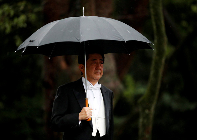 Thủ tướng Shinzo Abe đi đến nơi diễn ra lễ lên ngôi của Nhật hoàng. Ảnh: REUTERS Thủ tướng Shinzo Abe đi đến nơi diễn ra lễ lên ngôi của Nhật hoàng. Ảnh: REUTERS