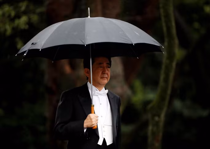 Thủ tướng Shinzo Abe đi đến nơi diễn ra lễ lên ngôi của Nhật hoàng. Ảnh: REUTERS