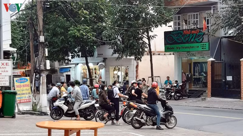 Người dân tò mò đứng xem sự việc