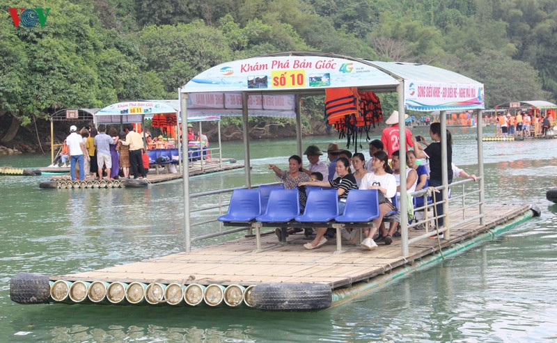  Ông Nông Đình Bào, một người dân Bản Giốc, xã Đàm Thủy, huyện Trùng Khánh nói: “Bà con rất vui, vì mở được khu du lịch này thì đời sống bà con tốt hơn trước khi chưa mở, mấy làng quanh quẩn vùng biên này cuộc sống đỡ nhiều rồi. Bà con mong muốn nhà nước tiếp tục đầu tư, nhất là sớm hoàn thiện hệ thống giao thông ở đây để du lịch phát triển hơn”.(Ảnh: Du khách có những trải nghiệm thú vị bằng bè trên sông).