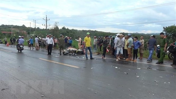 Hiện trường một vụ tai nạn xe máy tông trực diện xe tải. Ảnh minh họa. (Ảnh: Đậu Tất Thành/TTXVN)