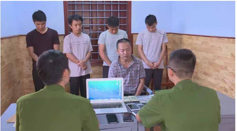 Các đối tượng tại cơ quan công an  Các đối tượng tại cơ quan công an