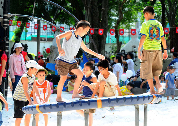 Những đứa trẻ được cha mẹ dạy cách thấu hiểu người khác như vậy sẽ trở nên tinh tế hơn trong hành xử, sẽ nhìn vào những điều tốt đẹp thay vì chỉ để ý đến khiếm khuyết của người khác. (Ảnh: T.T.D, nguồn TTO)