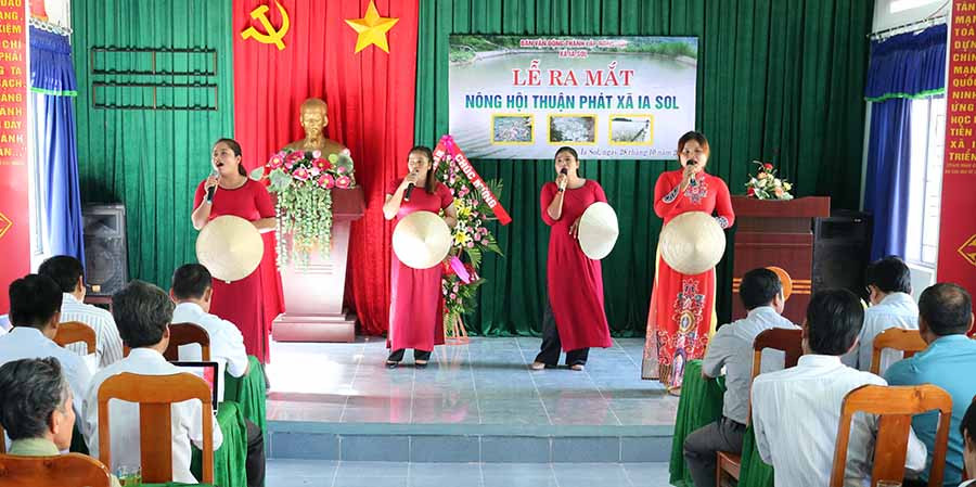 Quang cảnh buổi lễ ra mắt nông hội. Ảnh: N.S Quang cảnh buổi lễ ra mắt nông hội. Ảnh: N.S