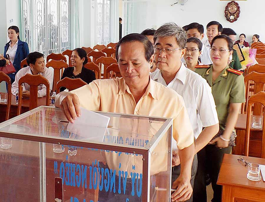  Các cơ quan, đơn vị tham gia ủng hộ Quỹ “Vì người nghèo”. Ảnh: T.N