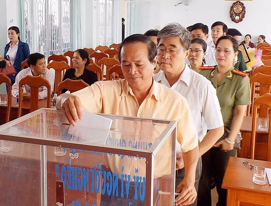  Các cơ quan, đơn vị tham gia ủng hộ Quỹ “Vì người nghèo”. Ảnh: T.N